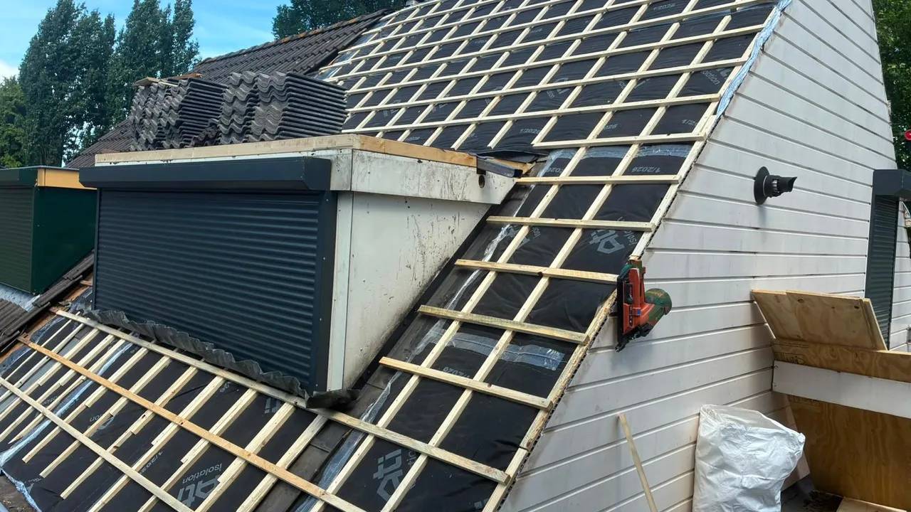 Dakrenovatie met nieuwe panlatten, waterkerende folie en voorbereiding voor het plaatsen van dakpannen.