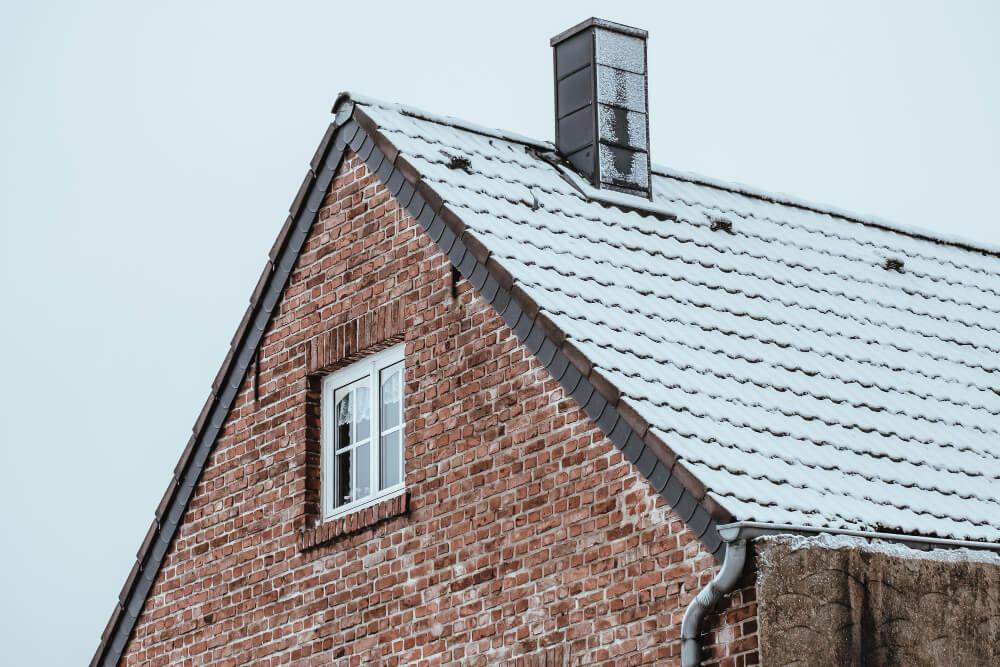 Dak bedekt met sneeuw