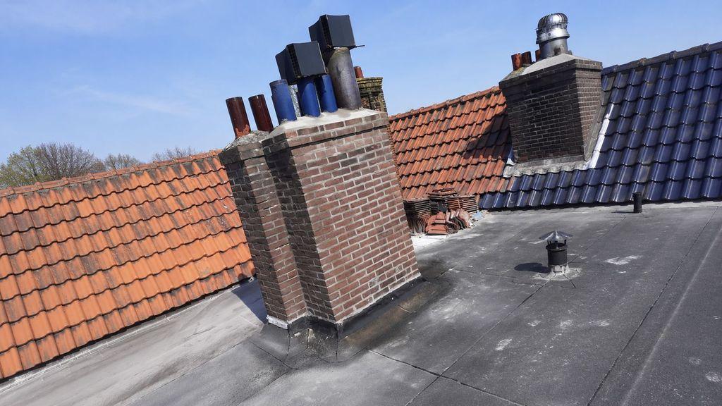 Plat dak met gemetselde schoorsteen en pannendaken